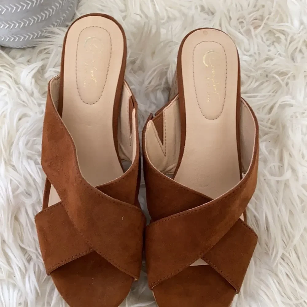 Cato Block Heel Crisscross Sandal - Picture 4 of 6